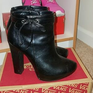 Bow tie detailed booties 